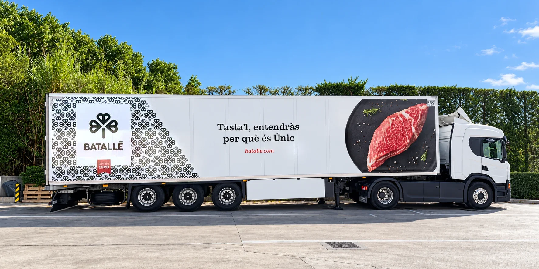 Lateral d’un camió de Batallé amb gràfica corporativa i imatge de producte