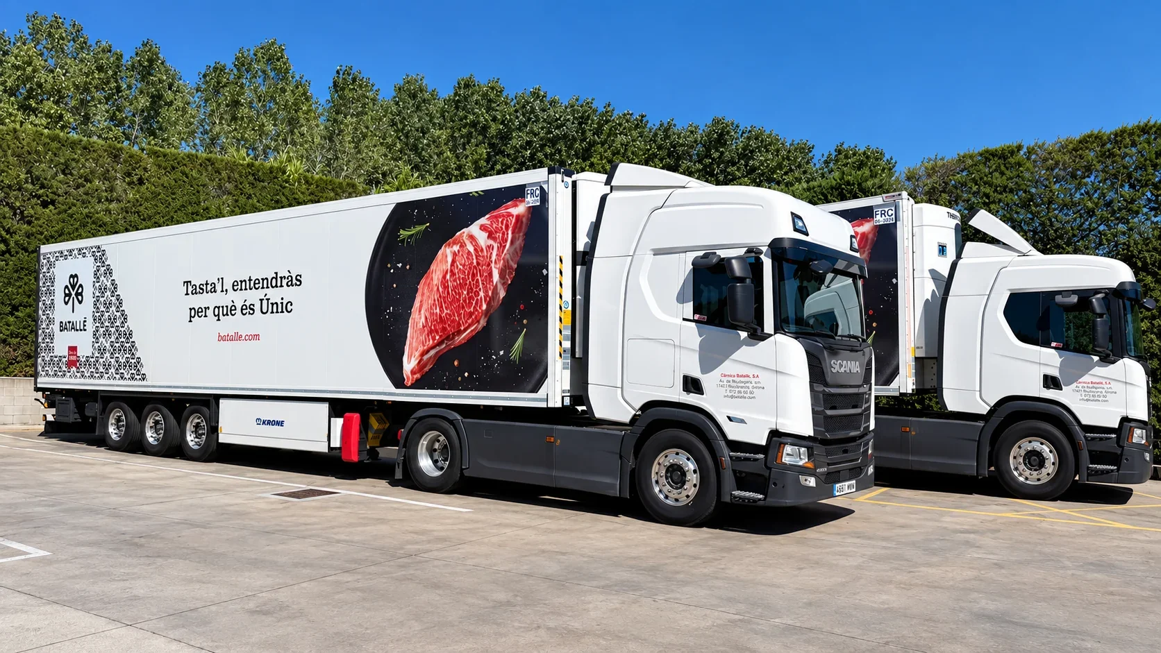 Dos camions de Càrnica Batallé amb gràfica aplicada