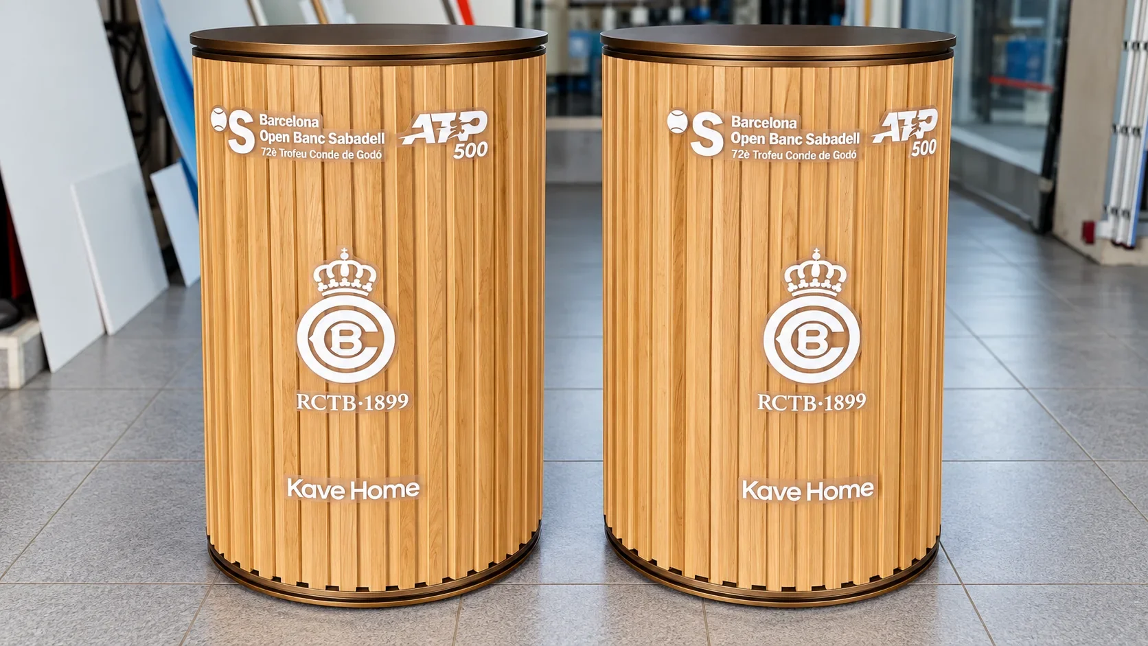 Dues columnes de fusta amb gràfica de Kave Home i del Barcelona Open Banc Sabadell