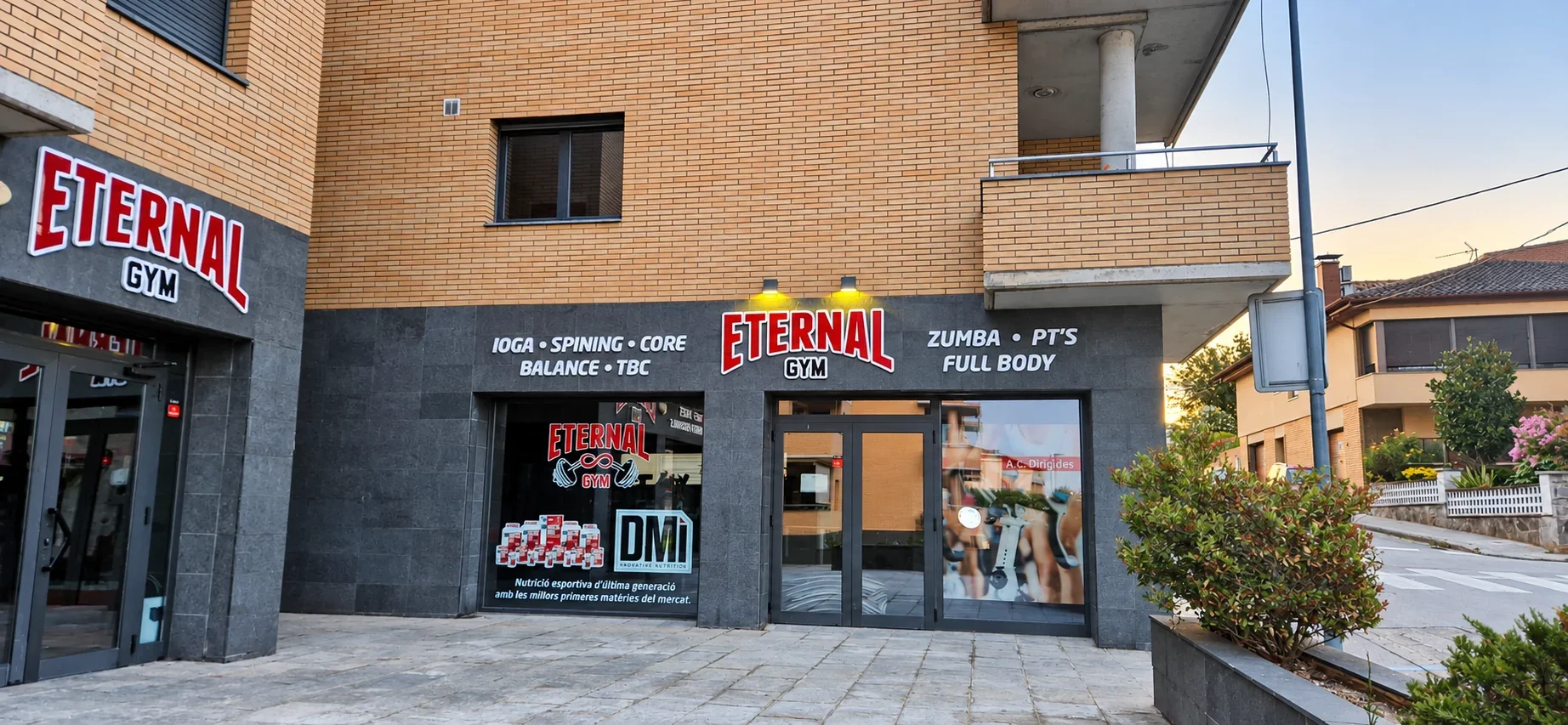 Façana i aparadors d’Eternal Gym