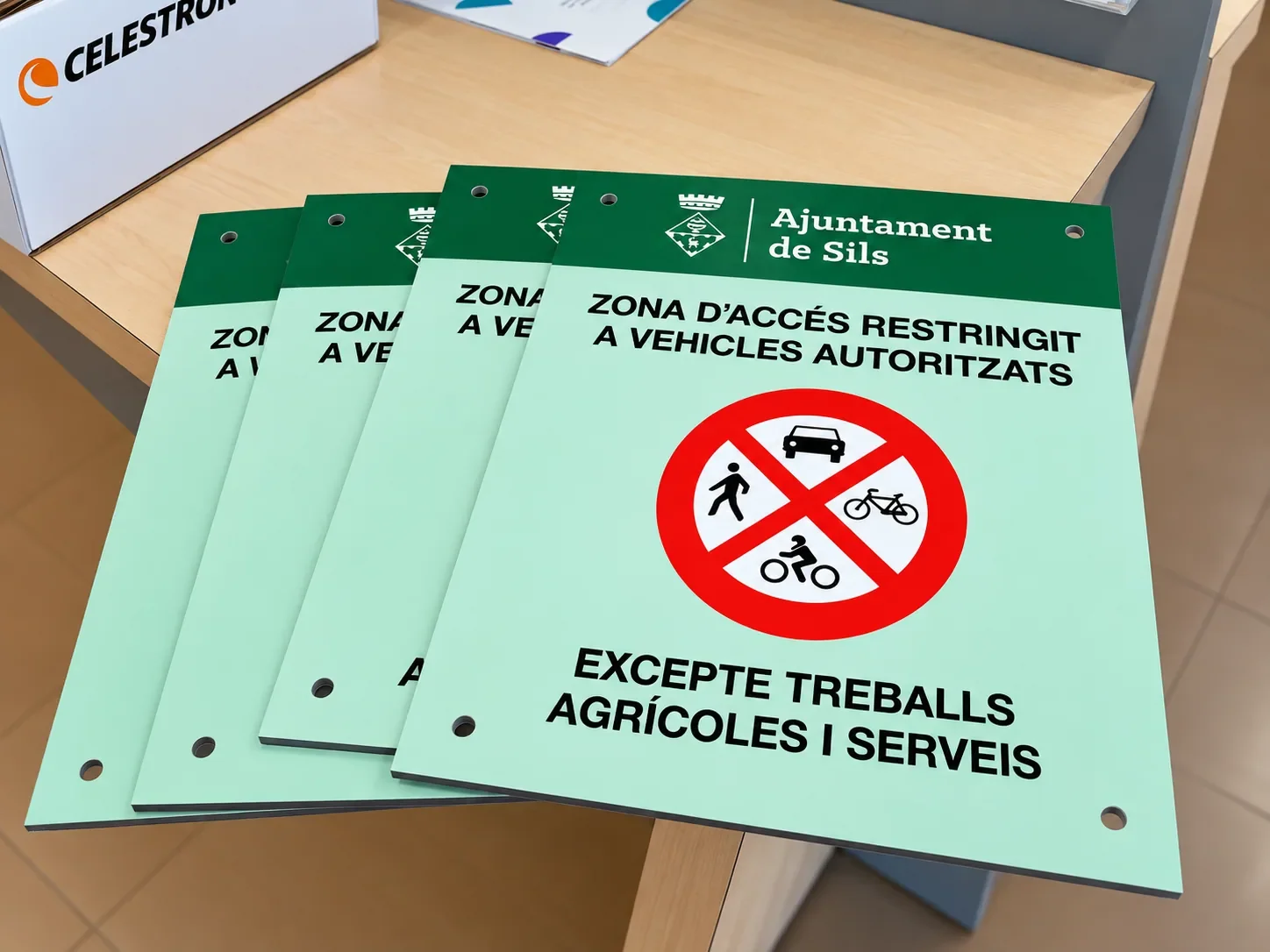 Senyals verdes de l’Ajuntament de Sils per a una zona de circulació restringida